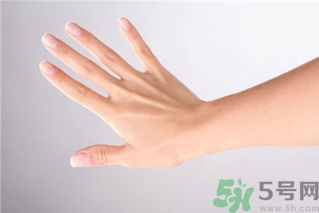 指甲變白是怎么回事？指甲發(fā)白是缺什么嗎？