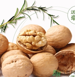 核桃仁皮發(fā)黑能吃嗎？核桃仁皮發(fā)黑怎么回事？