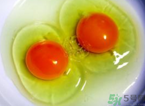 雞蛋黃發(fā)紅是怎么回事？雞蛋黃發(fā)紅可以吃嗎？
