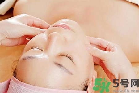 面部刮痧用什么精油好？面部精油刮痧有什么好處？