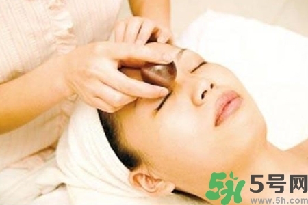 面部刮痧用什么精油好？面部精油刮痧有什么好處？