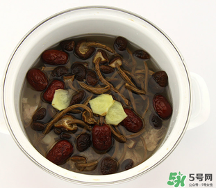 燉排骨什么時(shí)候放鹽最好？燉排骨放什么調(diào)料？