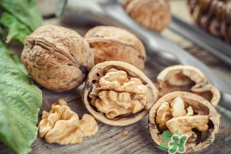 吃核桃能治療脫發(fā)嗎？脫發(fā)吃核桃有用嗎？