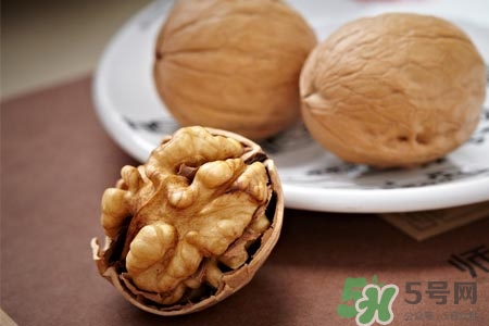 吃核桃能治白發(fā)嗎？白頭發(fā)多吃核桃有用嗎？