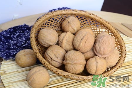吃核桃能治白發(fā)嗎？白頭發(fā)多吃核桃有用嗎？