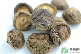 干香菇和鮮香菇的區(qū)別？干香菇和鮮香菇哪個好？