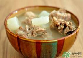 排骨湯為什么是白色的？排骨湯怎么熬成乳白色的？