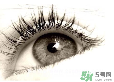 眼睛前面有黑影是怎么回事？眼睛前面有黑影是什么?。?></p><h4>視網(wǎng)膜炎</h4><p>
視網(wǎng)膜炎，以視網(wǎng)膜組織水腫、滲出和出血為主，引起不同程度的視力減退，一般繼發(fā)于脈絡(luò)膜炎，導(dǎo)致脈絡(luò)膜視網(wǎng)膜炎癥。</p><p>
其主要癥狀表現(xiàn)為：中心視力減退、視物變形，在進(jìn)行視野檢查時(shí)有中心暗點(diǎn)，所以患者會(huì)感覺有眼前有黑影的現(xiàn)象</p><h4>腫瘤</h4><p>眼腫瘤包括眼瞼、結(jié)膜、眼球各層組織以及眼附件的腫瘤，無論良性或是惡性腫瘤均可損害眼部組織及其功能。一旦損傷到眼部相應(yīng)的部位，患者則會(huì)出現(xiàn)眼前有黑影的現(xiàn)象。</p><p style=