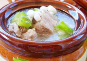 排骨湯為什么是白色的？排骨湯怎么熬成乳白色的？