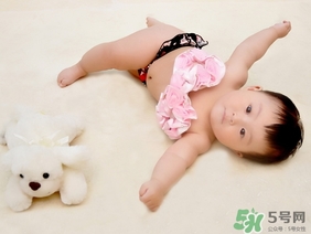 冬天出生的寶寶穿什么衣服？冬天出生的寶寶要準(zhǔn)備什么衣服？