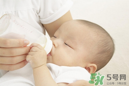 寶寶第一口輔食吃什么最好？寶寶第一口輔食怎么吃？