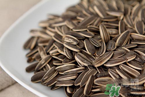 南瓜子和葵花籽哪個(gè)好？南瓜子和葵花籽區(qū)別？