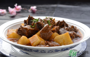 煮牛肉什么時候放鹽？燉牛肉什么時候放鹽好？