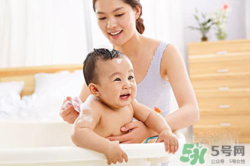寶寶冬天多久洗一次澡？寶寶冬天洗澡水溫多少度合適？
