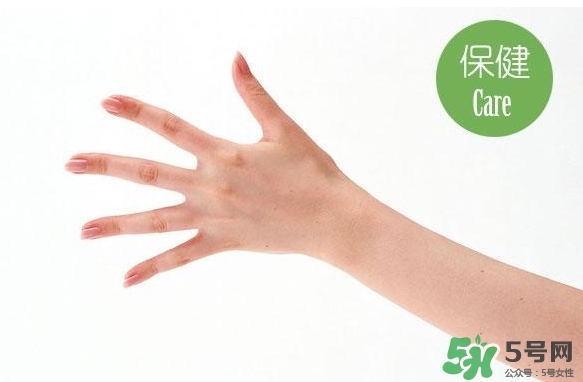 睡覺睡到半夜手麻是怎么回事？睡覺睡到半夜手麻怎么辦？