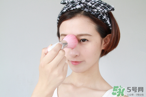 冬天化妝要用散粉嗎？冬天化妝需要定妝粉嗎？
