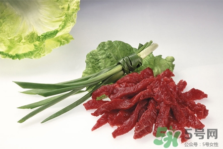 生肉臟了怎么洗才干凈？千萬不要在水龍頭下沖洗
