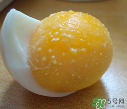 熟雞蛋滾臉有什么好處？熟雞蛋滾臉能吸毒素嗎？