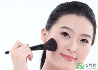 冬天化妝起皮怎么辦？冬天化妝臉干怎么辦？
