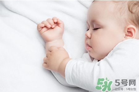 寶寶可以穿毛衣嗎？千萬別給寶寶穿高領(lǐng)毛衣