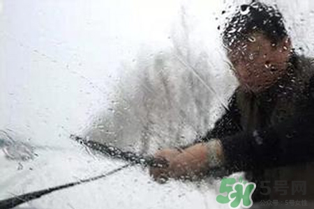 冬天早上車(chē)玻璃上的冰霜怎么弄？冬天早上車(chē)玻璃上的霧怎么弄？