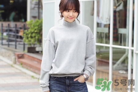 冬天衛(wèi)衣里面穿什么？套頭衛(wèi)衣里面還穿衣服么？
