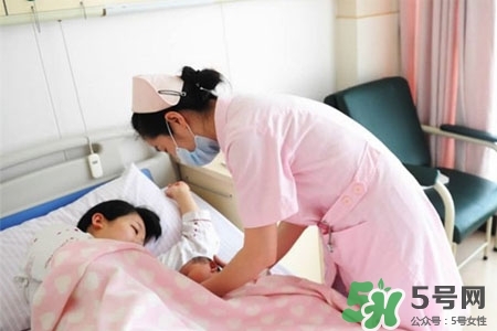 冬天哺乳穿什么？冬天哺乳期穿什么衣服喂奶好？