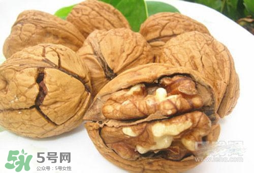 松子和核桃哪個營養(yǎng)價值更高？松子和核桃哪個更容易發(fā)胖？