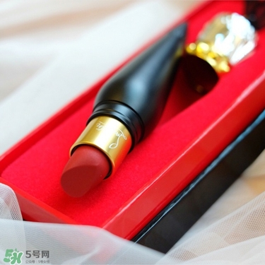 cl黑管口紅和金管有什么區(qū)別？cl黑管和cl金管哪個好？
