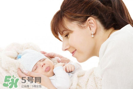 喂母乳乳房會下垂嗎？喂母乳會導致胸部下垂嗎？