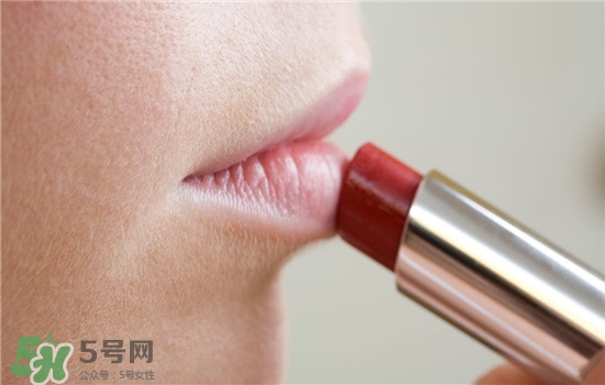 防曬唇膏要卸妝嗎？防曬唇膏晚上可以用嗎？