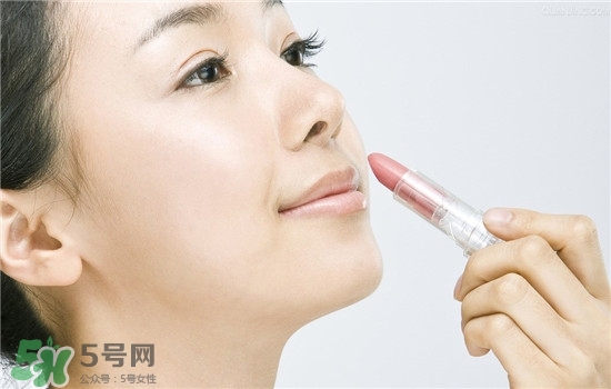防曬唇膏要卸妝嗎？防曬唇膏晚上可以用嗎？