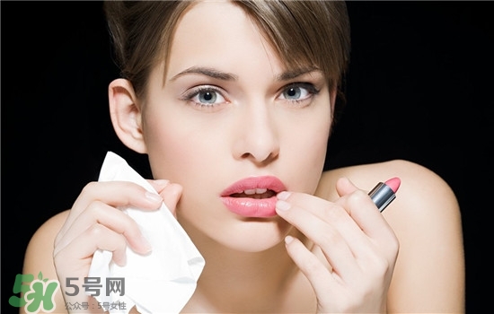 防曬唇膏要卸妝嗎？防曬唇膏晚上可以用嗎？