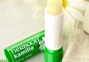 小甘菊唇膏小孩能用嗎？herbacin賀本清小甘菊唇膏小孩可以用嗎？
