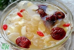 銀耳蓮子湯的營養(yǎng)價(jià)值 銀耳蓮子湯的功效與作用及做法