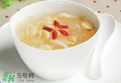 銀耳蓮子湯的營養(yǎng)價(jià)值 銀耳蓮子湯的功效與作用及做法