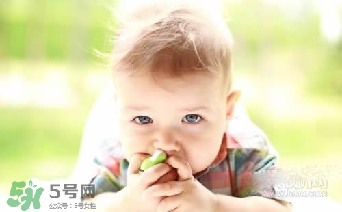 寶寶喜歡咬下嘴唇是怎么回事？寶寶喜歡咬下嘴唇怎么辦？