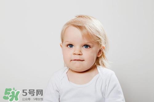 寶寶喜歡咬下嘴唇是怎么回事？寶寶喜歡咬下嘴唇怎么辦？