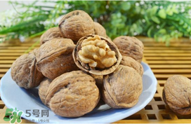 核桃皮發(fā)黑是怎么回事？核桃皮是黑色的能吃嗎？