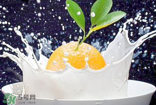 吃完橙子可以喝牛奶嗎？吃完橙子多久能喝牛奶？