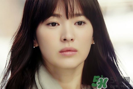 口臭掛什么科室？口臭去哪個科看?。?></p><h3>口臭掛什么科室</h3><p>根據(jù)引起口臭的病因選擇相應(yīng)的科室就診。如因患有諸如牙周炎、牙髓炎、齲齒、牙齦炎等口腔疾病可以掛口腔科號就診。如果是非口腔疾病引起的口臭建議掛中醫(yī)科就診為好，因為在治療口臭方面，中醫(yī)優(yōu)于西醫(yī)。中醫(yī)認為口臭大都是因胃熱津虧，陰虛郁熱上蒸所致。在治療口臭方面可以經(jīng)中醫(yī)師診斷后服用具有清胃瀉火，滋陰生津，行氣消積的中藥調(diào)理下，口臭即可消除。</p><p style=