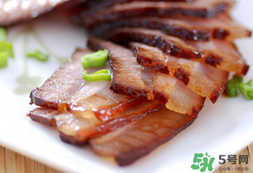 腌肉一斤放多少鹽？腌肉用什么鹽？