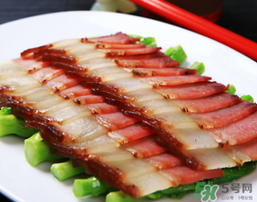 腌肉發(fā)霉了還能吃嗎？腌肉長霉怎么辦？