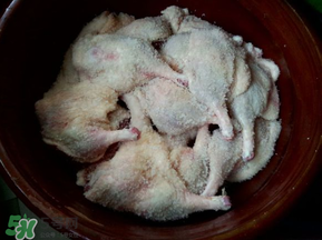 腌鴨腿放多少鹽？腌鴨腿要多少鹽一斤？