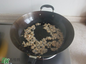 熬豬油為什么要加水？熬豬油水放多了怎么辦？