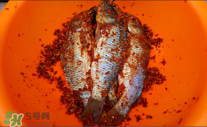 腌魚可以放白酒嗎？腌魚可以放料酒嗎？