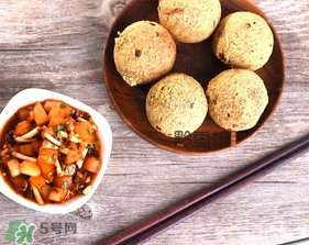 豆腐丸子要用面粉嗎？做豆腐丸子是用面粉還是淀粉？