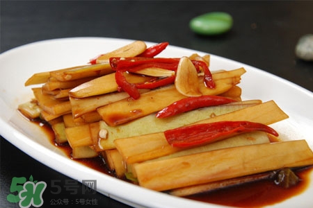 酸蘿卜用陳醋還是白醋？泡酸蘿卜白醋和水比例
