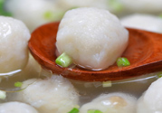 魚(yú)丸用冷水還是熱水下鍋?魚(yú)丸用冷水還是熱水煮?