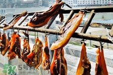 熏肉變黑了還能吃嗎？熏肉變黑是熏糊了嗎？
